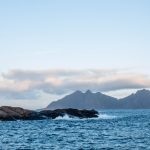 Bølger slår mot land (bilde)